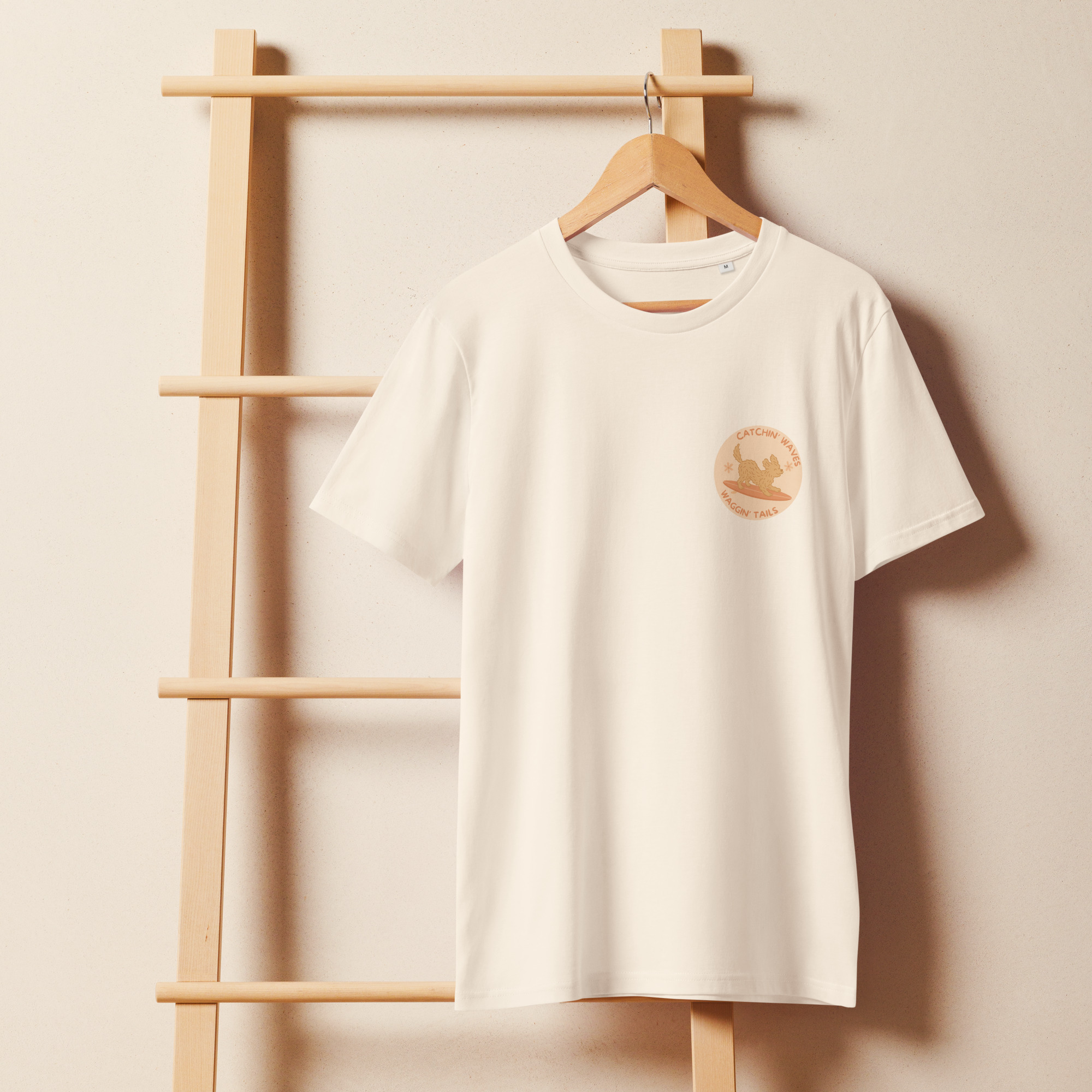 Catchin' waves, waggin' tails - Unisex Bio-T-Shirt